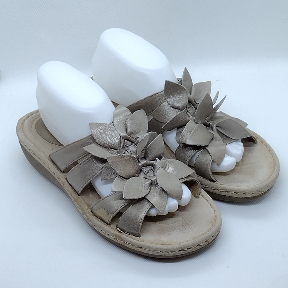 Clarks Women's Sandals in Taupe with Floral Accents - Picture 3 of 12